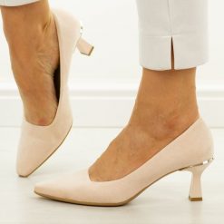 Róż puder zamsz Polskie szpilki damskie Suzana 6030. Czerwone szpilki Suzana, bez wzorów, z zamszu, eleganckie, bez obcasa, na obcasie, bez zapięcia. Za 249.00 zł.