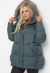 Zielona Kurtka z Kapturem i Sztucznym Futerkiem Tsani. Zielone kurtki Born2be, na zimę, plus size, z aplikacjami, z jeansu, biznesowe, z kapturem. W wyprzedaży za 199.49 zł.
