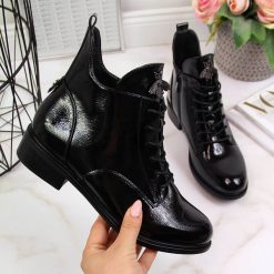 Botki damskie ocieplane lakierowane czarne Filippo. Czarne botki Filippo, bez wzorów, z lakierowanej skóry, eleganckie, bez obcasa, bez zapięcia. Za 169.99 zł.