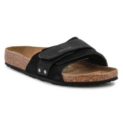 Klapki Birkenstock Oita 1024200 czarne. Czarne klapki bez wzorów, z gumy, casualowe, bez obcasa, bez zapięcia. Za 692.72 zł.