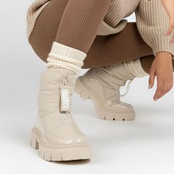 Śniegowce damskie Filippo, za kostkę i ocieplane futerkiem wewnątrz, beżowe, DBT4960-25-BE. Brązowe botki Filippo, bez wzorów, za kostkę, bez obcasa, bez zapięcia. Za 149.00 zł.