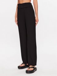 YAS Spodnie materiałowe 26028051 Czarny Regular Fit. Czarne spodnie materiałowe YAS, bez wzorów, z materiału. Za 129.99 zł.