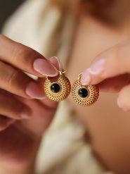 L'Atelier de Gaia Pozłacane kolczyki z onyksami rozmiar: onesize. Czarne kolczyki L'Atelier de Gaia, z onyksem, pozłacane. Za 108.74 zł.