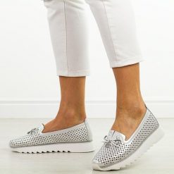 Białe ażurowe skórzane półbuty damskie Dia 631. Białe półbuty wsuwane DiA, na lato, w ażurowe wzory, ze skóry, eleganckie, bez obcasa. W wyprzedaży za 155.35 zł.
