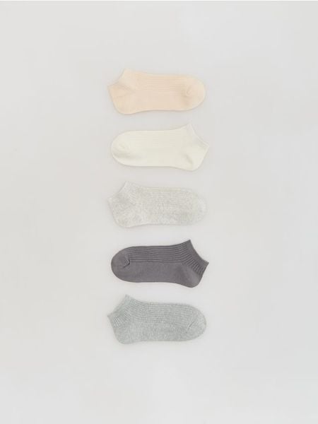 Krótkie skarpetki 5 pack - ciemnoszary. Szare skarpetki Reserved, bez wzorów. Za 49.99 zł.
