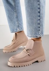 Ciemnobeżowe Botki w Stylu Mokasynów z Elegancką Aplikacją Elinney. Brązowe botki Born2be, z aplikacjami, z jeansu, eleganckie, bez obcasa, na płaskiej podeszwie, bez zapięcia. Za 129.99 zł.