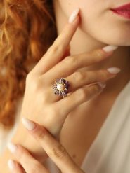 Pierres delicates Pozłacany pierścionek z perłą i ametystami rozmiar: onesize. Różowe pierścionki Pierres delicates, z ametystem, pozłacane. Za 39.99 zł.