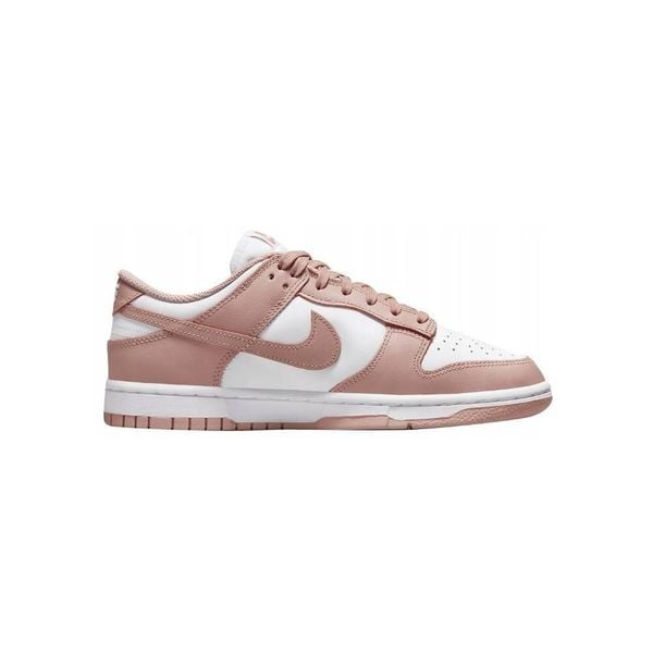Buty sportowe damskie Nike Dunk Low Whisper. Czerwone buty sportowe lifestyle Nike, bez wzorów, eleganckie, bez zapięcia. Za 977.49 zł.
