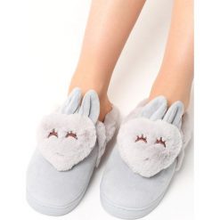 Jasnoszare Kapcie Hearty Hare. Kapcie marki Cropp. Za 39.99 zł.