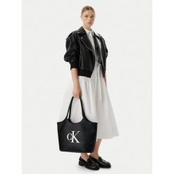 Torebka Calvin Klein. Czarne shopper bag Calvin Klein, bez wzorów, bez dodatków. Za 529.99 zł.