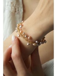 Pierres delicates Pozłacana bransoletka z perłami syntetycznymi rozmiar: onesize. Czerwone bransoletki Pierres delicates, z perłą, pozłacane. Za 104.89 zł.