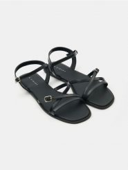 Sandały z cienkimi paskami - czarny. Czarne sandały Sinsay, bez wzorów, bez obcasa, bez zapięcia. Za 39.99 zł.
