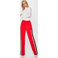 Pinko - Spodnie. Czerwone spodnie materiałowe Pinko, bez wzorów, z bawełny, casualowe. W wyprzedaży za 499.90 zł.