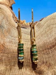 Taboo Pozłacane kolczyki ze szmaragdami rozmiar: onesize. Żółte kolczyki Taboo, z szmaragdem, pozłacane. Za 52.99 zł.