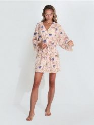 Wiskozowy szlafrok z kwiatowym wzorem i paskiem - różowy. Czerwone szlafroki damskie Sinsay, l, bez wzorów, z wiskozy, bez ramiączek. Za 59.99 zł.