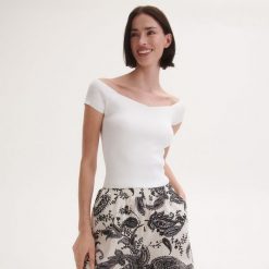 Dopasowana bluzka - złamana biel. Bluzki Reserved, l, bez wzorów, z dzianiny, bez kołnierzyka, bez ramiączek. W wyprzedaży za 49.99 zł.