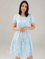 Ażurowa sukienka z paskiem. Niebieskie sukienki Unisono, l, w ażurowe wzory, z bawełny, bez kołnierzyka, bez ramiączek, mini, rozkloszowane. Za 189.00 zł.
