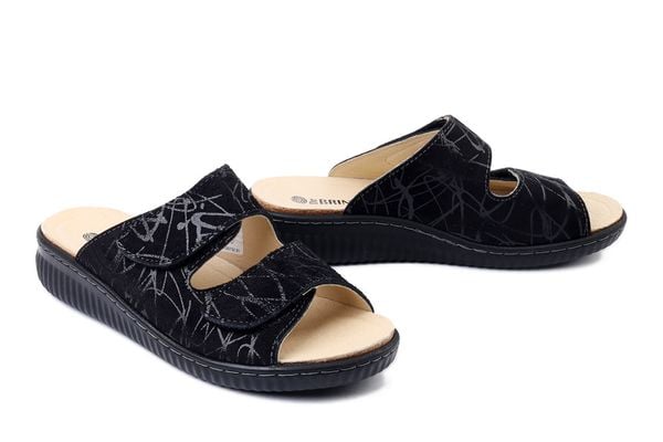 DR. BRINKMANN 700732-01 schwarz, klapki damskie. Czarne klapki Dr. Brinkmann, bez wzorów, ze skóry, bez obcasa, bez zapięcia. Za 289.90 zł.