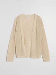 Ażurowy kardigan z obniżoną linią ramion - kremowy. Białe swetry Sinsay, l, w ażurowe wzory, bez ramiączek. Za 49.99 zł.