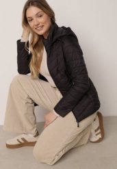 Czarna Przejściowa Kurtka Pikowana z Odpinanym Kapturem Edrelith. Czarne kurtki Born2be, l, bez wzorów, z jeansu. Za 139.99 zł.