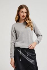 Sweter ozdobiony metaliczną nitka szary. Szare swetry MOODO, l, bez wzorów, bez ramiączek. W wyprzedaży za 59.99 zł.