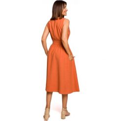 Sukienka rozkloszowana z dekoltem V i zaznaczoną talią na lato. Sukienki Sukienki.shop, na co dzień, s, bez wzorów, z materiału, bez kołnierzyka, bez ramiączek, rozkloszowane. Za 309.00 zł.