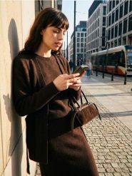 Sweter z domieszką wełny - brązowy. Brązowe swetry Sinsay, l, bez wzorów, z wełny, bez ramiączek. Za 45.99 zł.