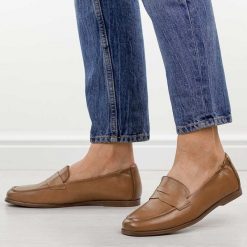Camelowe skórzane mokasyny damskie Vinceza 18121. Brązowe mokasyny VINCEZA, bez wzorów, z jeansu, z okrągłym noskiem. Za 219.00 zł.