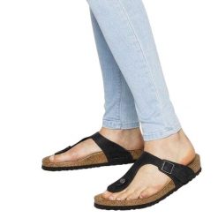 Damskie Skórzane Klapki Gizeh Olejowane. Czarne klapki Birkenstock, bez wzorów, z materiału, bez obcasa, na słupku, bez zapięcia. Za 369.00 zł.