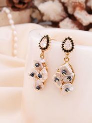 Pierres de Jade Pozłacane kolczyki-wkrętki z masą perłową i kamieniami szlachetnymi rozmiar: onesize. Białe kolczyki Pierres de Jade, z cyrkonią, pozłacane. Za 60.99 zł.