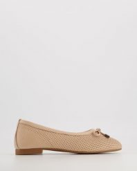BALERINY Z KOKARDĄ E264 BEIGE. Brązowe baleriny Venezia, bez wzorów, ze skóry, bez obcasa, bez zapięcia. Za 159.00 zł.