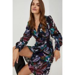 Answear Lab sukienka kolor czarny mini rozkloszowana. Czarne sukienki Answear Lab, m, bez wzorów, z materiału, bez kołnierzyka, bez ramiączek, maxi, rozkloszowane. W wyprzedaży za 224.99 zł.