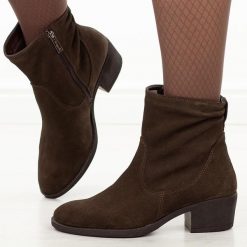 Czekoladowe zimowe Polskie kowbojki damskie Gregors 869. Brązowe botki GREGORS, bez wzorów, z dzianiny, biznesowe, bez obcasa, na obcasie, bez zapięcia. W wyprzedaży za 383.20 zł.