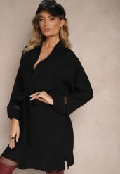 Czarna Sukienka Kimono z Wiskozy z Kieszeniami Zdobiona Ażurowymi Wstawkami Salithia. Czarne sukienki Renee, m, z aplikacjami, z wiskozy, eleganckie, bez kołnierzyka, bez ramiączek, mini. W wyprzedaży za 91.99 zł.