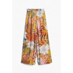 Spodnie damskie Desigual Nasau. Spodnie dresowe Desigual, bez wzorów, długie. Za 259.30 zł.