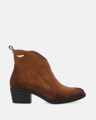 BRĄZOWE KOWBOJKI ZE SKÓRY ZAMSZOWEJ M014SUBROBB049. Brązowe botki Venezia, bez wzorów, ze skóry, bez obcasa, bez zapięcia. Za 499.00 zł.