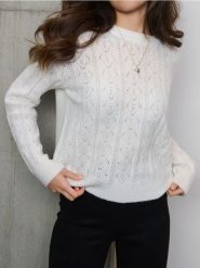 Sweter z dekoracyjnym splotem - kremowy. Białe swetry Sinsay, l, bez wzorów, ze splotem, bez ramiączek. Za 49.99 zł.