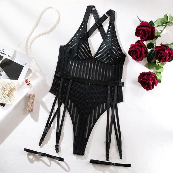 Body z pasem do pończoch na romantyczne wieczory Annelotte. Czarne body i gorsety Intica, bez wzorów, z materiału, bez ramiączek. Za 119.00 zł.