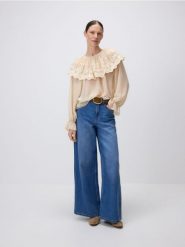 Bluzka z ozdobnym kołnierzem - złamana biel. Bluzki Reserved, l, bez wzorów, z tkaniny, bez kołnierzyka, bez ramiączek. Za 149.99 zł.