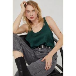 American Vintage bluzka damska kolor zielony gładka. Zielone bluzki American Vintage, l, bez wzorów, z satyny, vintage, bez kołnierzyka, bez ramiączek. Za 349.99 zł.
