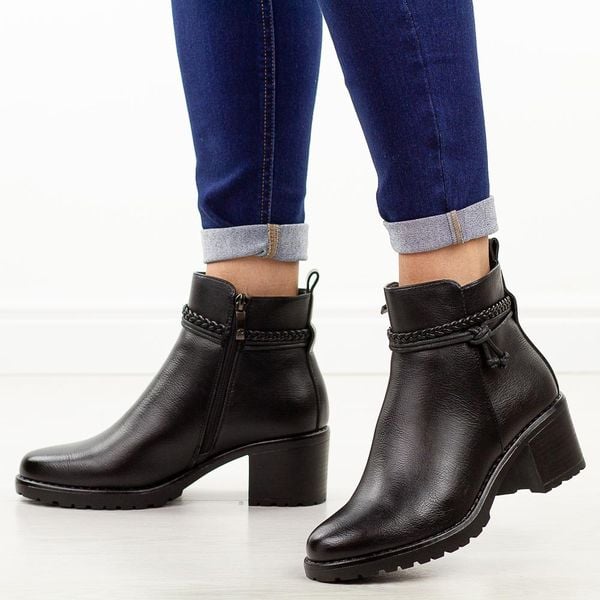 Czarne botki damskie na obcasie Potocki 12690. Czarne botki POTOCKI, bez wzorów, z dzianiny, casualowe, z okrągłym noskiem, bez obcasa, na obcasie, bez zapięcia. Za 219.00 zł.