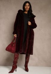 Bordowy Futrzany Płaszcz z Kapturem Zdobiony Pionowym Wzorem Elrinrahne. Czerwone płaszcze Renee, l, z aplikacjami, z futra, klasyczne, z kapturem. Za 339.99 zł.