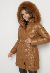 Brązowa Pikowana Kurtka z Odpinanym Kapturem i Futerkiem Wiązana Paskiem Olenessa. Brązowe kurtki Born2be, na zimę, l, bez wzorów. Za 229.99 zł.