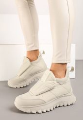 Jasnobeżowe Sneakersy na Grubej Podeszwie z Pikowaną Cholewką i Napisem Resisha. Brązowe śniegowce Born2be, bez wzorów, z jeansu, bez zapięcia. Za 219.99 zł.