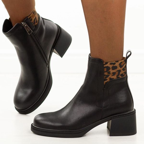 Czarne skórzane botki damskie na obcasie Vinceza 66855. Czarne botki VINCEZA, bez wzorów, z gumy, biznesowe, z okrągłym noskiem, bez obcasa, na obcasie, bez zapięcia. Za 339.00 zł.