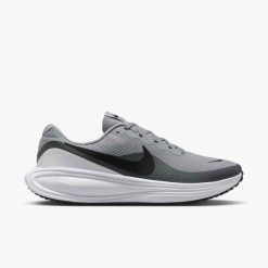 Buty sportowe Nike REVOLUTION 8 HJ9198-004. Białe buty do biegania Nike, bez wzorów, z gumy, bez zapięcia, do biegania, nike revolution. Za 298.91 zł.