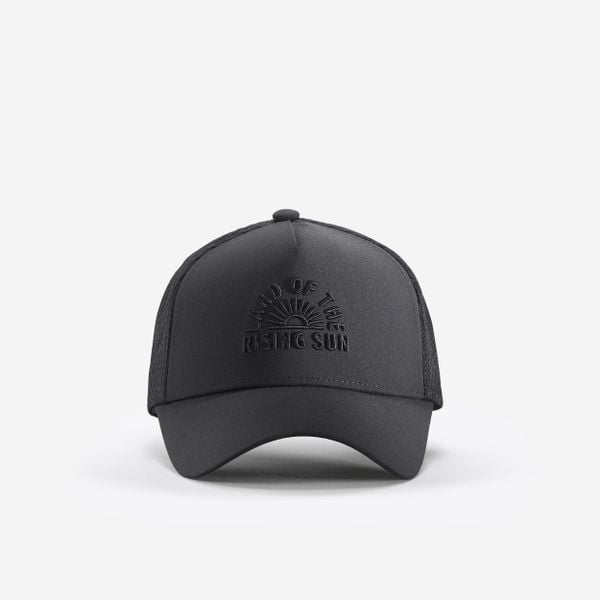 Czapka trekkingowa z daszkiem Travel 500 Trucker. Czarne czapki z daszkiem FORCLAZ, bez wzorów, z elastanu, sportowe. W wyprzedaży za 39.99 zł.