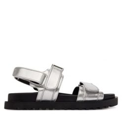 Sandały Guess. Szare sandały Guess, z aplikacjami, bez obcasa, na płaskiej podeszwie, bez zapięcia. Za 499.99 zł.