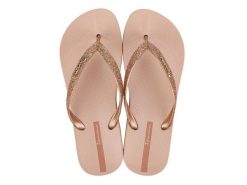 Klapki damskie Ipanema Anatomica Lolita. Czerwone klapki Ipanema, bez wzorów, z gumy, eleganckie, bez obcasa, bez zapięcia. Za 83.99 zł.