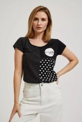 Bluzka ze wzorem kropek i krótkimi rękawami biała. Białe bluzki MOODO, xs, bez wzorów, bez kołnierzyka, bez ramiączek. W wyprzedaży za 19.99 zł.